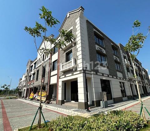 Osaka Shophouse Connected to Hoek Boulevard Ready to Use Best Location