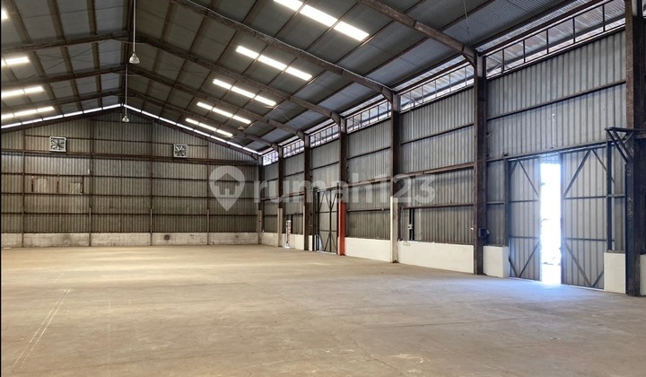Warehouse in Pegadungan Kalideres, Size 1373m2, Neat Building