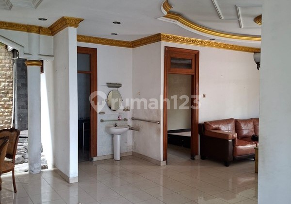 House in a strategic housing estate location near the Northern Ring Road. 2