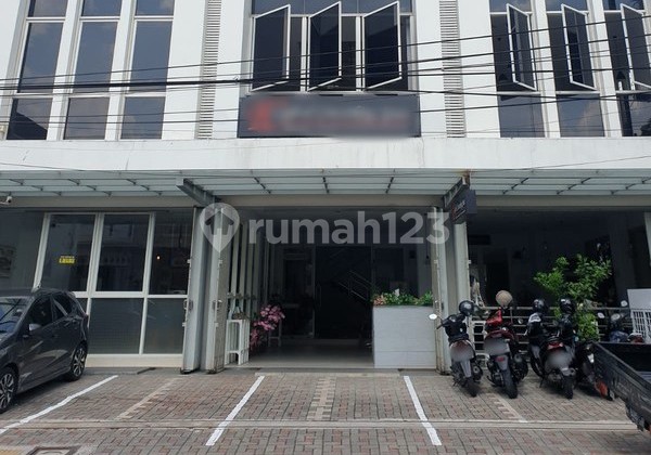 4-Story Building Ready to Use, Strategically Located Near the Yogyakarta Tugu Monument