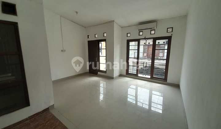 Rumah 2 Lantai Dalam Perum Dekat Jalan Magelang KM. 8, Sleman 2