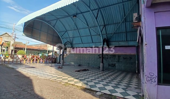 3-Story Business Space on Jl. Imogiri Barat Km. 3, Sewon, Bantul