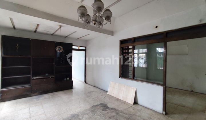 Strategic 3-Story Shop House Near Malioboro 2