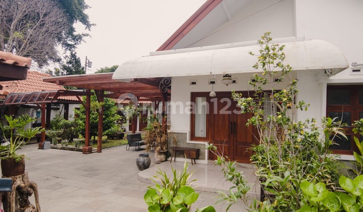 Modern Javanese Ethnic Design House Near Yogyakarta City Tourist Center
