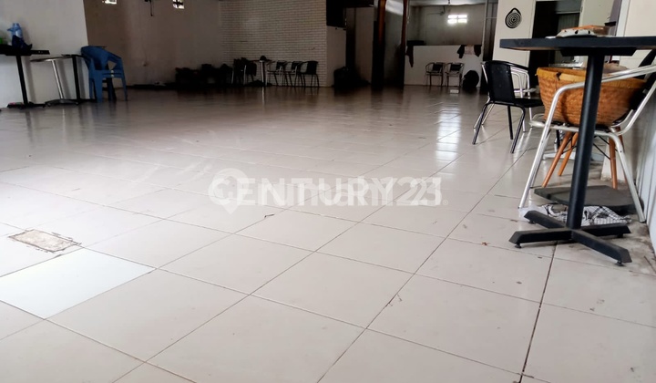 Shopee & Indomaret Corner Shop at Kedawung Intersection, Strategic Location 2