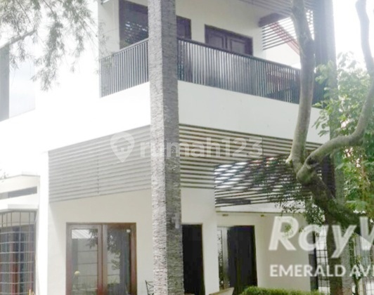 Hot Sale Beautiful House Strategic Large Yard in Pamulang