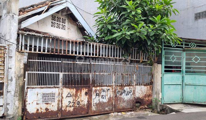 Dijual rumah tua hitung tanah di Tomang 2