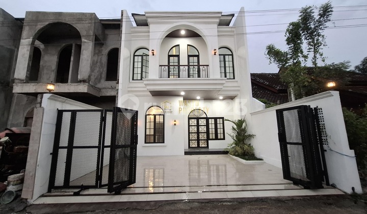 Luxury House with Classic Design, Near Budi Mulia School Tajem Wedomartani 2
