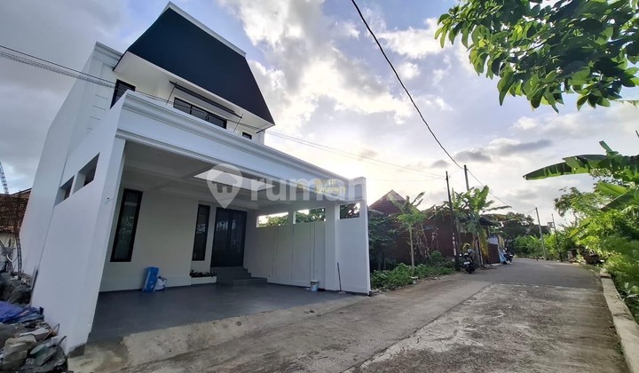 Rumah Mewah Siap Huni, Full Furnished Dekat Jalan Jogja Solo di Maguwoharjo 2