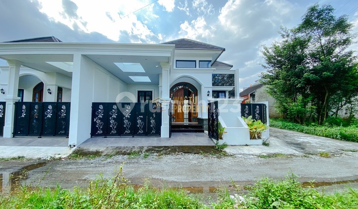 Rumah Cantik Desain Klasik, Harga Murah Dekat ke Jl. Besi Jangkang