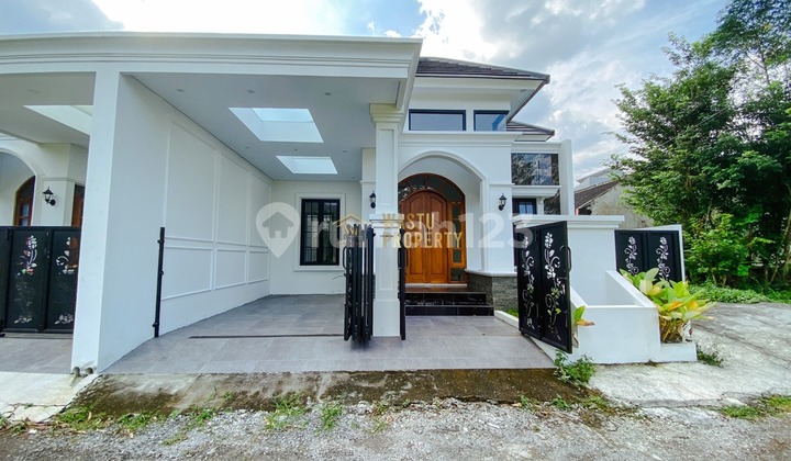 Rumah Cantik Desain Klasik, Harga Murah Dekat ke Jl. Besi Jangkang