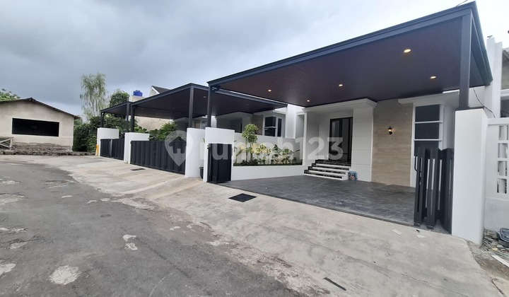 Rumah Modern di Wedomartani, Carport bisa 2 Mobil di Jakal KM 10