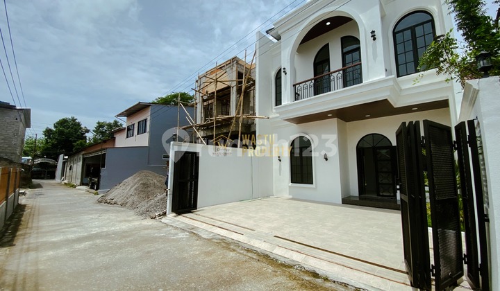 Rumah Mewah Desain Klasik, Dekat Sekolah Budi Mulia Tajem Wedomartani