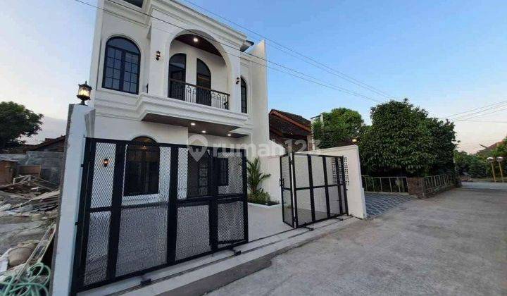 Rumah Mewah Baru Desain Klasik Modern Dekat Jalan Raya Tajem 1