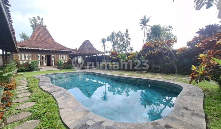 Joglo Villa with Spacious Land, Fresh and Comfortable Environment, Fully Furnished