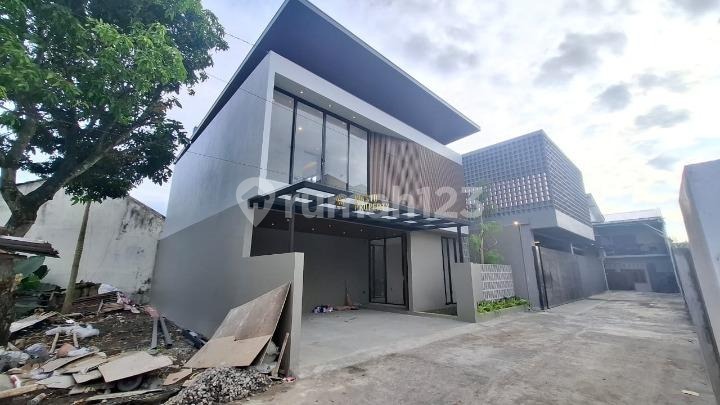 Rumah Mewah Konsep Villa Full Furnished + Mini Pool & Rooftop - Carport 2 Mobil, Hanya 1 Unit! 2