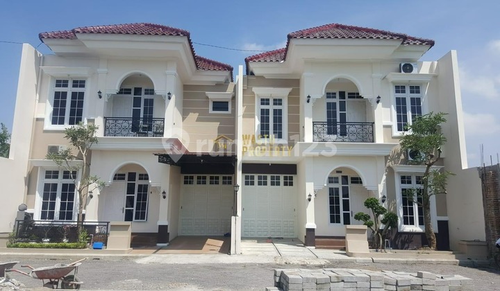 Rumah Desain Classic Sudah One Gate Sistem di Potorono Banguntapan