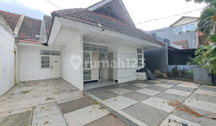 Dijual Rumah SHM di BSD City Halaman Luas