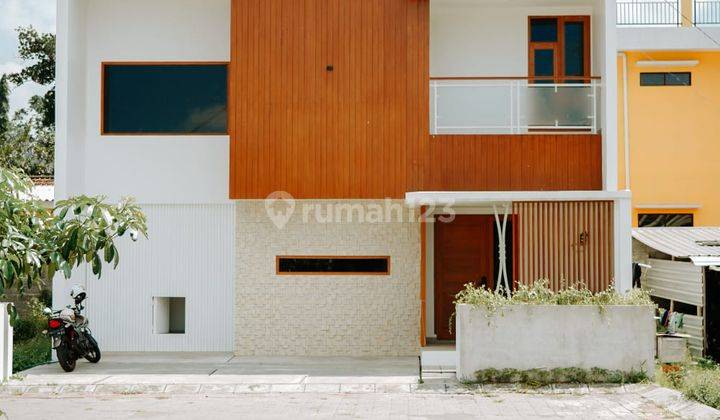 Rumah 2 Lantai Dekat Stadion Maguwoharjo Dengan View Balkon Yang Cantik 1