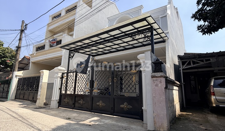 Rumah 3 Lantai American Classic Siap Huni Dekat Gerbang Tol Limo