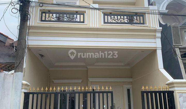 Rumah Mewah 3 Lantai Model American Classic Non Cluster Cinere Limo lokasi selangka dari Pintu Tol Limo 1