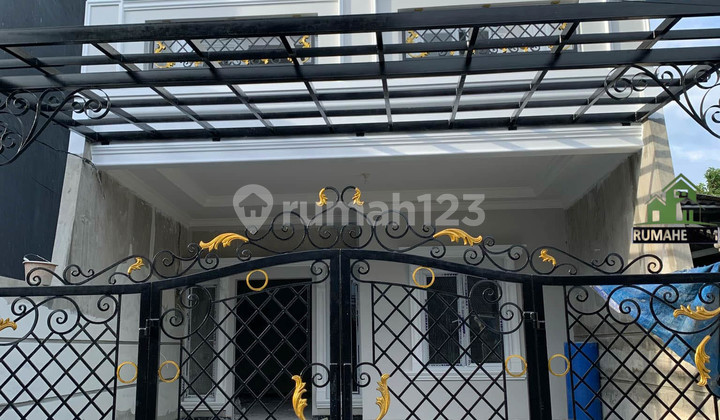 Rumah 3 Lantai Berkonsep American Classic Siap Huni di Cinere Lim