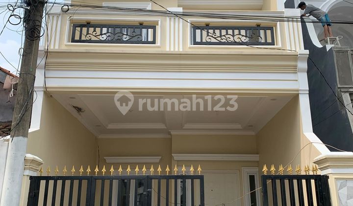 Rumah 3 Lantai American Classic Siap Huni di Cinere Limo Rumah 3 Lantai American Classic Siap Huni di Cinere Limo