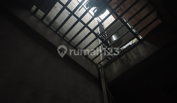 2-Storey House with 6 Bedrooms Near Toll Gate in Sawangan 2