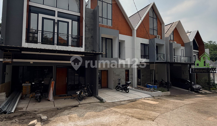Rumah 4 Kamar Tidur Brand New Siap Huni Lokasi Jalan Raya Sawangn