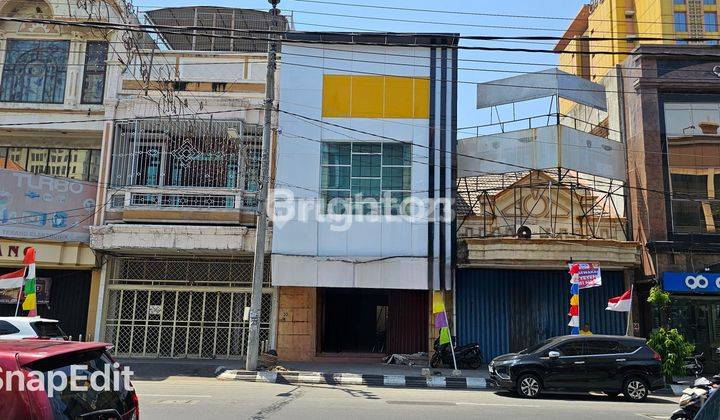 Ruko 3 Lantai, Tepi Jalan Ramai Di Gajah Mada Semarang