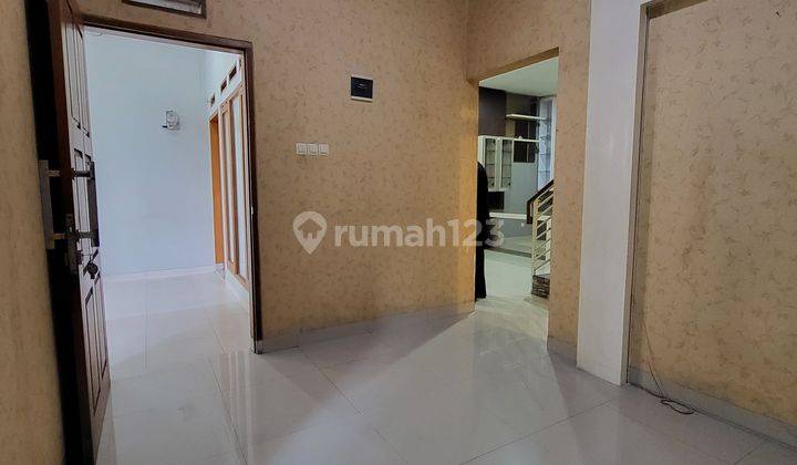 Rumah Bagus 2 Lantai Luas 126 M2, 4 Kamar Tidur Semi Furnished Siap Huni Dalam Cluster Keamanan 24 Jam One Gate Security System. Dekat Sekolahan, Pusat Perbelanjaan, Pusat Kebugaran, Klinik, Rumah Sakit. Antapani Bandung 2