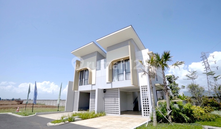 2-Story House in Bandung with Garage Near Schools and University