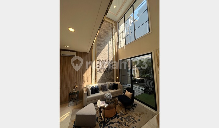 Hot Listing! Rumah Elit di Kawasan Jakarta Timur Luas 3 Lantai dan 5 Kamar Tidur Hot Listing! Rumah Elit di Kawasan Jakarta Timur Luas 3 Lantai dan 5 Kamar Tidur