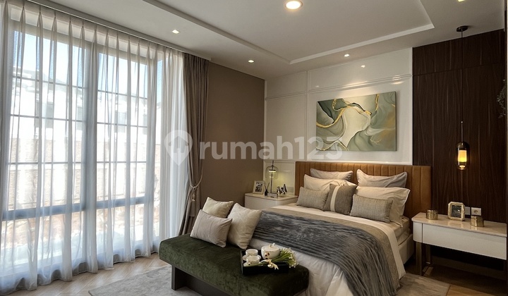 3-Story Luxury House in East Jakarta, Elite Complex with Complete Facilities 3-Story Luxury House in East Jakarta, Elite Complex with Complete Facilities