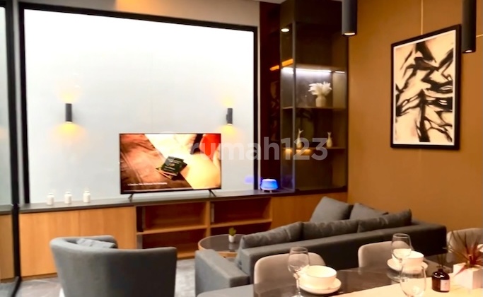 Hunian Mewah Kondisi Baru Dijual 3 Lantai dan 4+1 Kamar Strategis 2