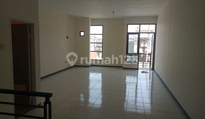 FOR SALE: READY-TO-USE SHOPHOUSE IN TAMAN KOPO KETAPANG 2