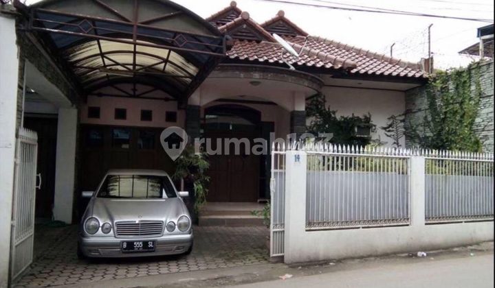 RUMAH DEKAT BELAKANG PASAR INDUK CARINGIN