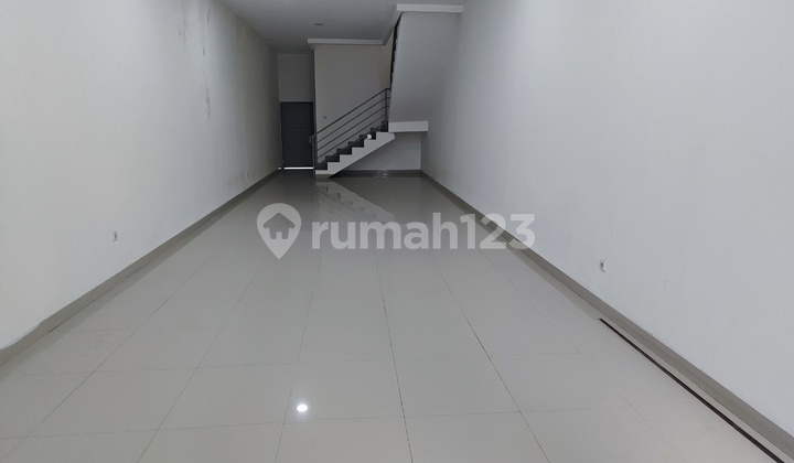 SHOPHOUSE BUSINESS MAKES PROFIT MAIN ROAD HOLIS BANDUNG 2