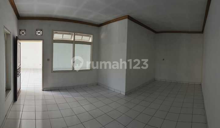 For sale. Shop house. Ready to occupy. In Cimareme. 2