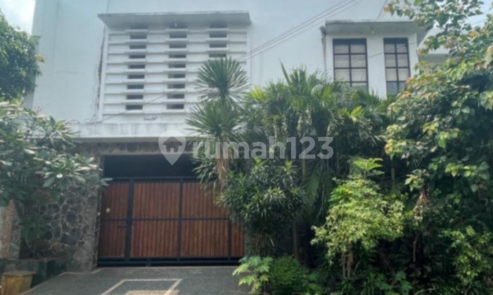 Dijual Hunian Eksklusif dengan Kolam Renang Pribadi!