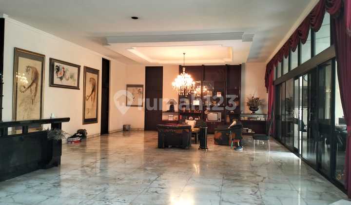 Dijual cepat, rumah mewah 2 lantai di lokasi paling strategis Kebayoran Baru, Jakarta Selatan. DIJAMIN HARGA TERBAIK karena hanya dihitung nilai TANAH-nya saja!