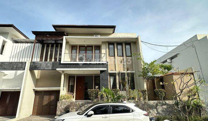 The luxury house is in the elite neighborhood of Jimbaran  1