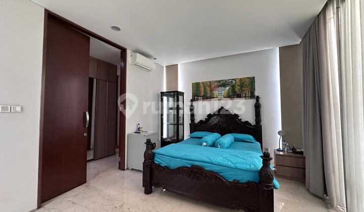 Rumah Mewah Semifurnished Nyaman dengan Swimming Pool di Kemang 2