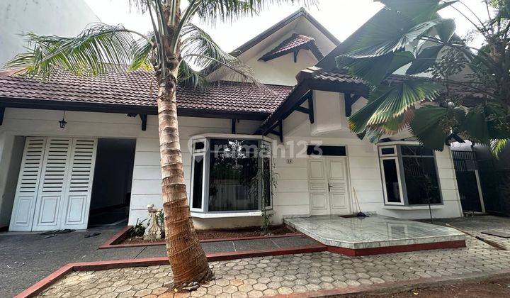 rumah bagus ada kolam renang hadap timur  1