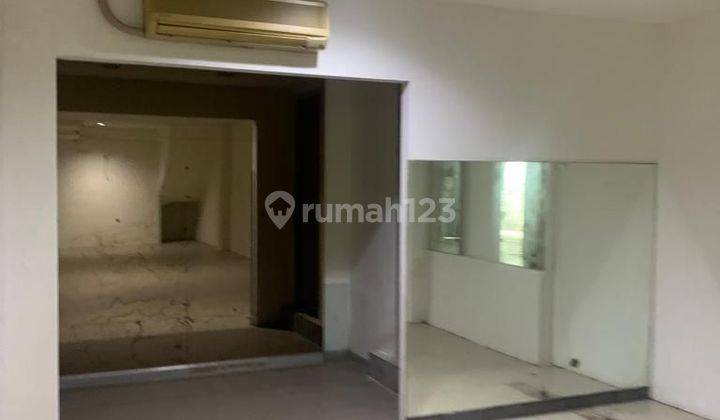 gedung 4 lantai, area parkir luas dan strategis  2