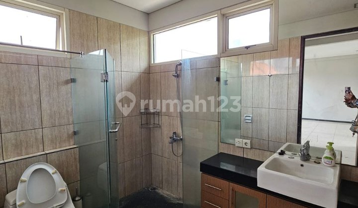 Ready-to-Live Semi-Furnished House Quiet Area 2