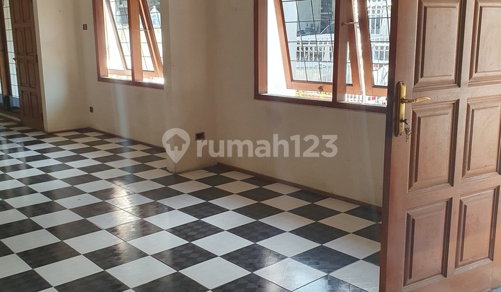 Dijual Cepat Rumah Hitung Tanah. Sangat Cocok Juga Untuk Dibangun Kembali. Terletak Di Dalam Komplek Kelapa Gading 2