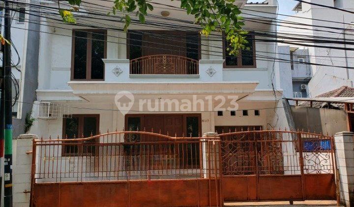 Dijual Rumah di Kelapa Gading. Sangat Cocok untuk Tempat Usaha atau Perkantoran dan Rumah Tinggal. Selangkah ke Mkg.