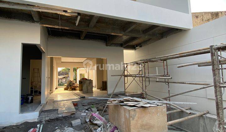 Rumah Mewah Kontemporer Kolam Renang Pribadi 2