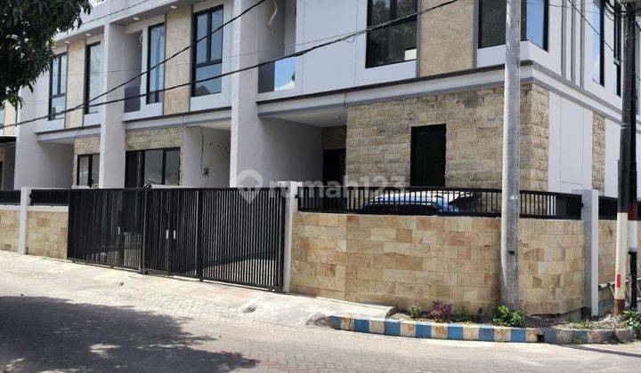 Rumah Darmo Baru Gress Minimalis Posisi Hook  1